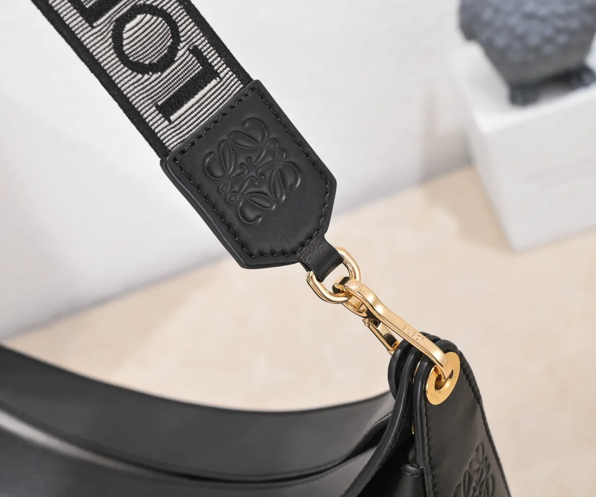 Black, top quality original. The smooth crescent shape of the L Luna series moon bag not only elongates the proportions of the whole person without getting stuck on the upper body, but also feels particularly comfortable. The wide shoulder strap design does not press the shoulder buckle opening, making it easier to open and close. The internal capacity is also large, and sunglasses and folding umbrellas can be easily arranged with sliding hanging loops hidden on both sides. Shoulder straps or hanging accessories can be attached, making it convenient for various occasions. It is a bag that shows off its temperament and is highly used in daily life! Luo Yiwei size: 29*27*8cm: model: 8891#